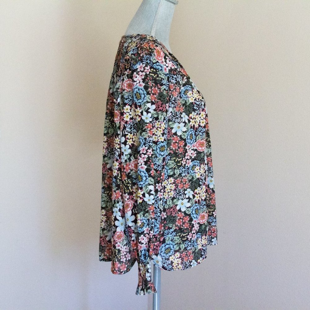 Ann Taylor LOFT Bouquet Floral Smocked Shoulder V-Neck Blouse - Picture 4 of 8